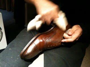 靴を磨く