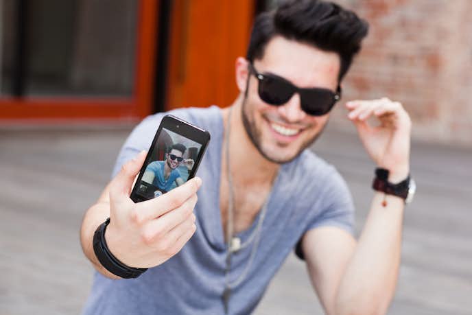 男の自撮りのコツとは メンズ向けのかっこよく写真を撮る方法を解説 Smartlog