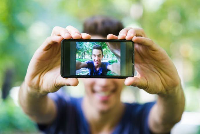 男の自撮りのコツとは メンズ向けのかっこよく写真を撮る方法を解説 Smartlog