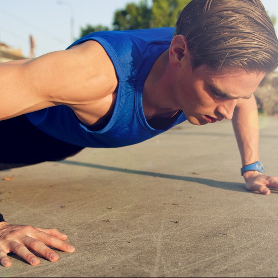 ワイドプッシュアップの正しいやり方。大胸筋に効果的な腕立て伏せの方法とは