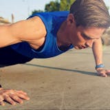 ワイドプッシュアップで大胸筋を鍛えている男