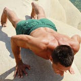 ヒンズープッシュアップで体を鍛える男