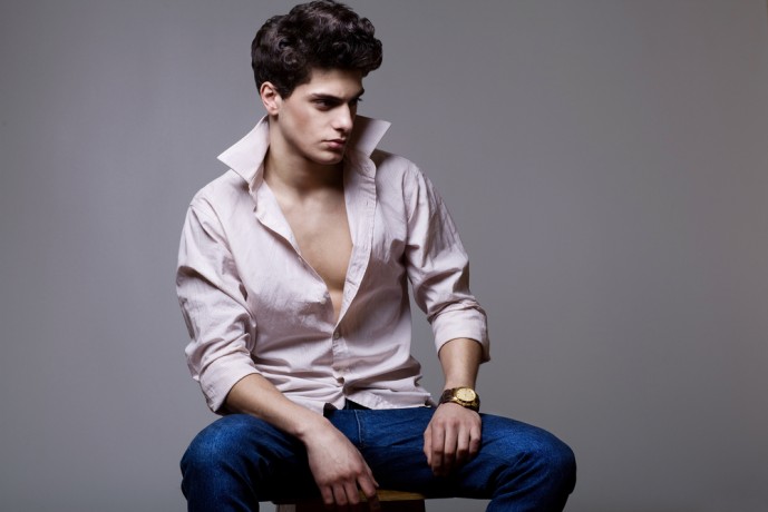 おしゃれな腕時計をつけるメンズ