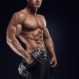 正しい呼吸法でダンベルサイド弁とトレーニングをしている男