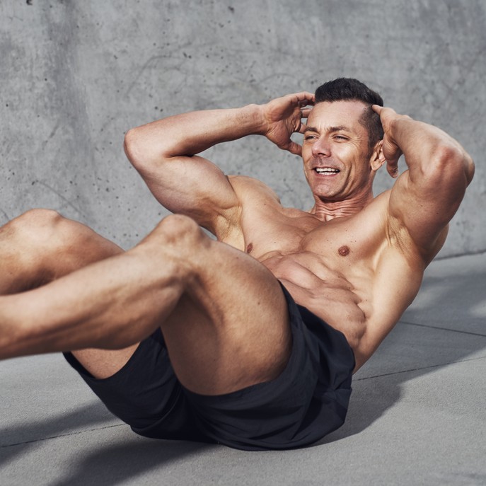 ニートゥチェストの効果的なやり方。自宅の筋トレで腹直筋下部を鍛えよう！