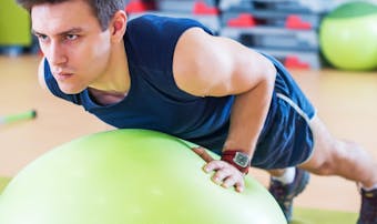 バランスボールの効果一覧 部位別に鍛えられるトレーニングメニューまで解説 Smartlog バランスボールの効果一覧 部位別に鍛えられるトレーニングメニューまで解説 Smartlog