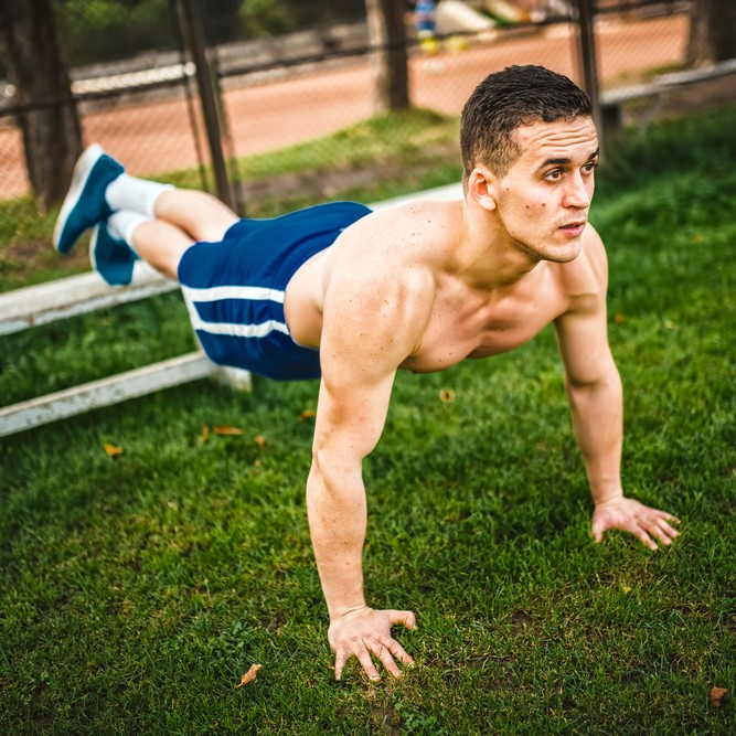 デクラインプッシュアップのやり方｜上半身を鍛える効果的な回数とは？