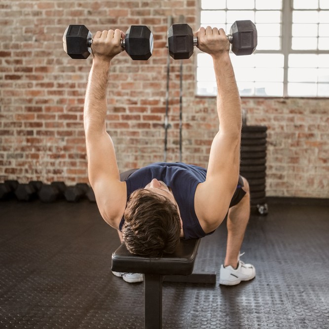 デクラインダンベルプレスのやり方。胸筋を効果的に筋肥大させるコツとは