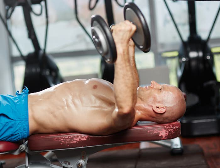 屈強な大胸筋を鍛えるデクラインダンベルフライのやり方 効果的なコツ Smartlog