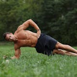 サイドエルボーブリッジで体を鍛える男性
