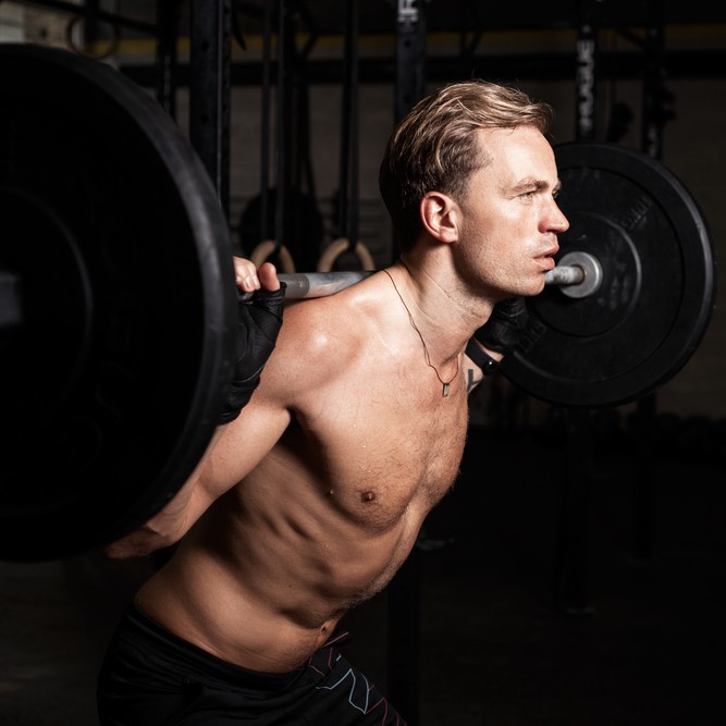 筋トレ"グッドモーニング"の効果的なやり方。太もも／脊柱起立筋を鍛える方法とは