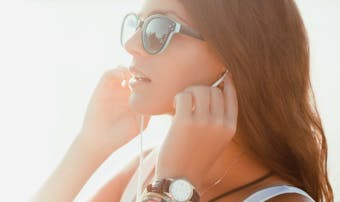 泣きたい時に聞く曲25選 悲しく切ない時に聴くと落ち着く 泣ける歌 とは Smartlog 泣きたい時に聞く曲25選 悲しく切ない時に聴くと落ち着く 泣ける歌 とは Smartlog