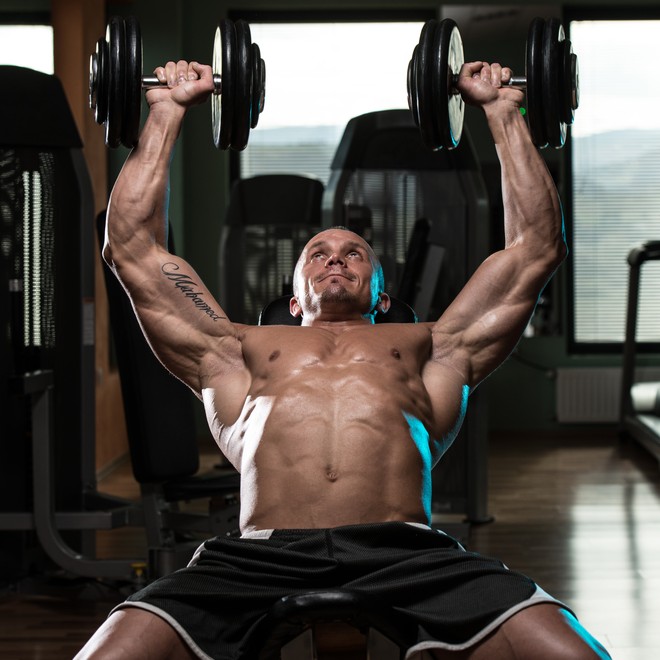 ダンベルショルダープレスの効果的なやり方。肩を鍛える理想的な重量とは？