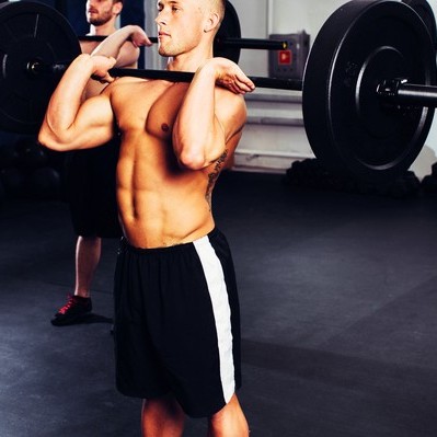 広背筋を鍛えるバーベルショルダープレスのやり方。フォーム＆重量まで解説