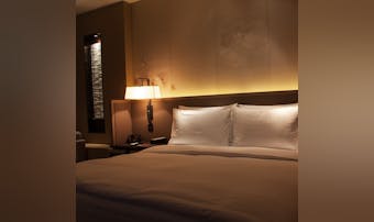 間接照明でおしゃれな部屋を演出。コ...