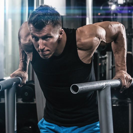 ディップスの効果的なやり方。正しい筋トレフォームや回数とは