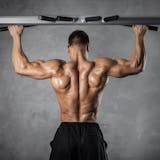 ワイドグリップチンニングで広背筋を限界まで収縮する