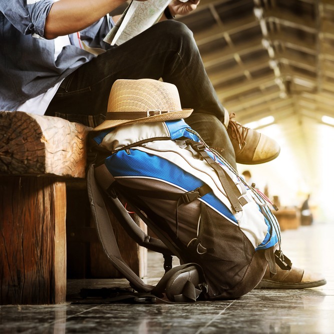 メンズ向け旅行用バックパック15選...