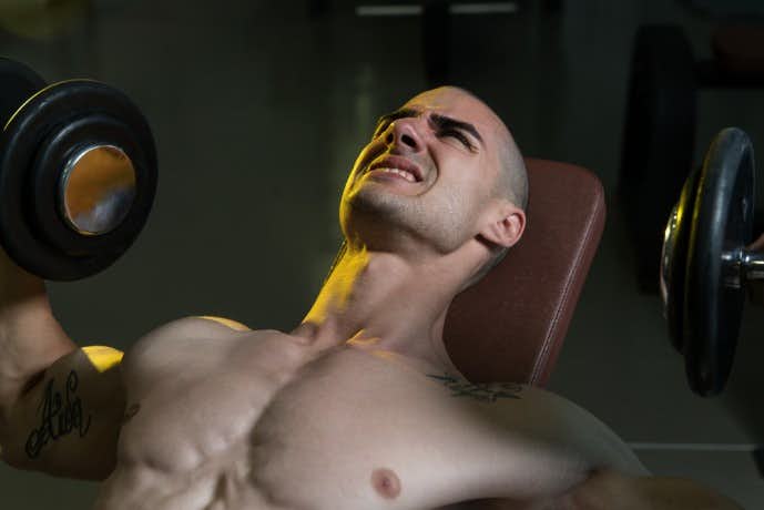 デクラインダンベルフライで体を鍛える男