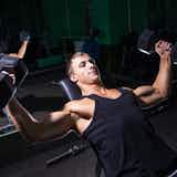 チェストフライの効果的なやり方。大胸筋を刺激する正しいフォームとは