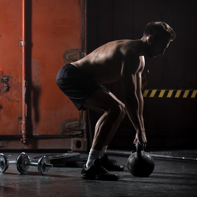 シシースクワットの効果的な筋トレ方法。膝に負担をかけないやり方＆コツ