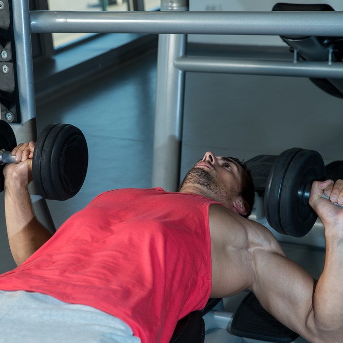 フロアプレスのやり方＆メリット。三頭筋に効果バツグンの鍛え方とは