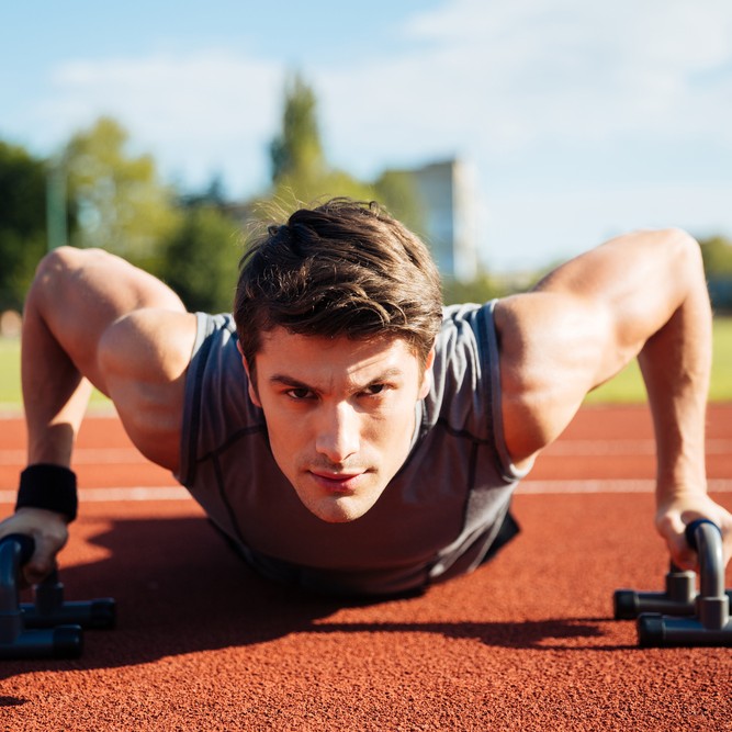 膝つき腕立て伏せの効果的なやり方。自重トレで上腕三頭筋を筋肥大させよう！