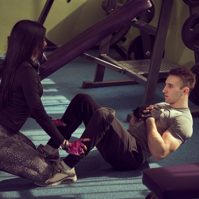 腹筋を引き締めるダンベルツイストの効果的なやり方【動画付き】