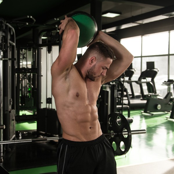 メディシンボールスラムで上半身を強化。筋トレ初心者も取り組めるやり方＆コツ