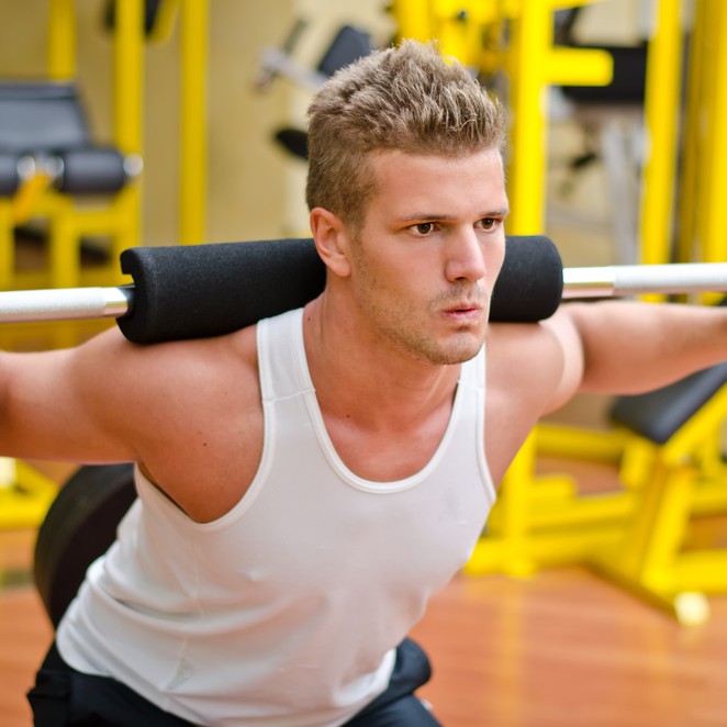 大腿四頭筋を鍛えるバーベルスクワットのやり方。効果を倍増させるフォームとは