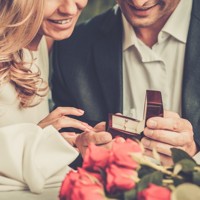 クリスマスプロポーズを成功に導く。女性が憧れる場所やプレゼント選びのコツ