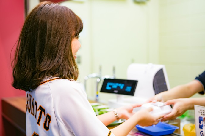 東京ドームでチキンを買う堀菜保子