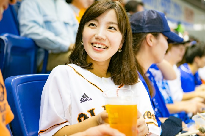 野球デートで乾杯