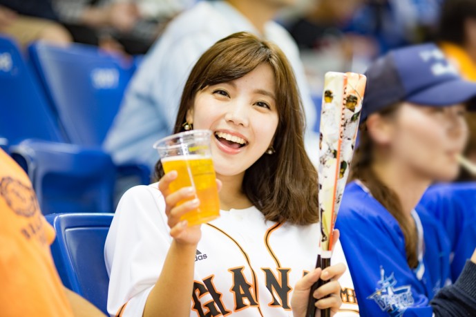 ビールを飲む野球デート