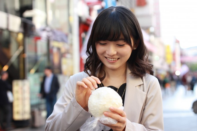 肉まんを食べるミス東大