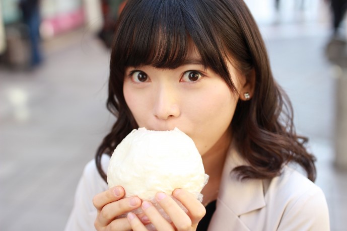 肉まんを食べる