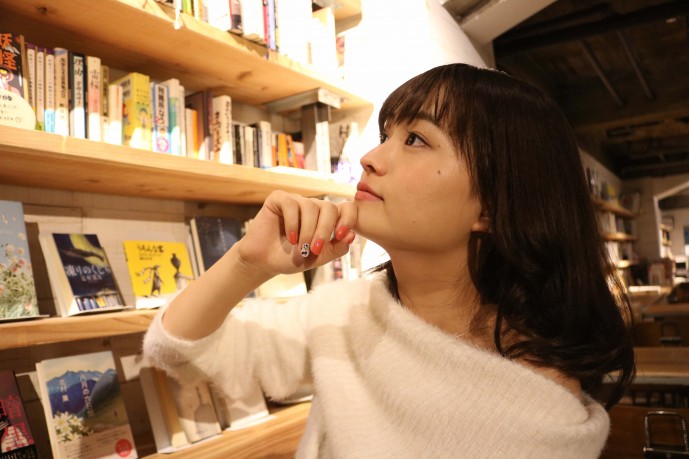 本を探す篠原梨菜