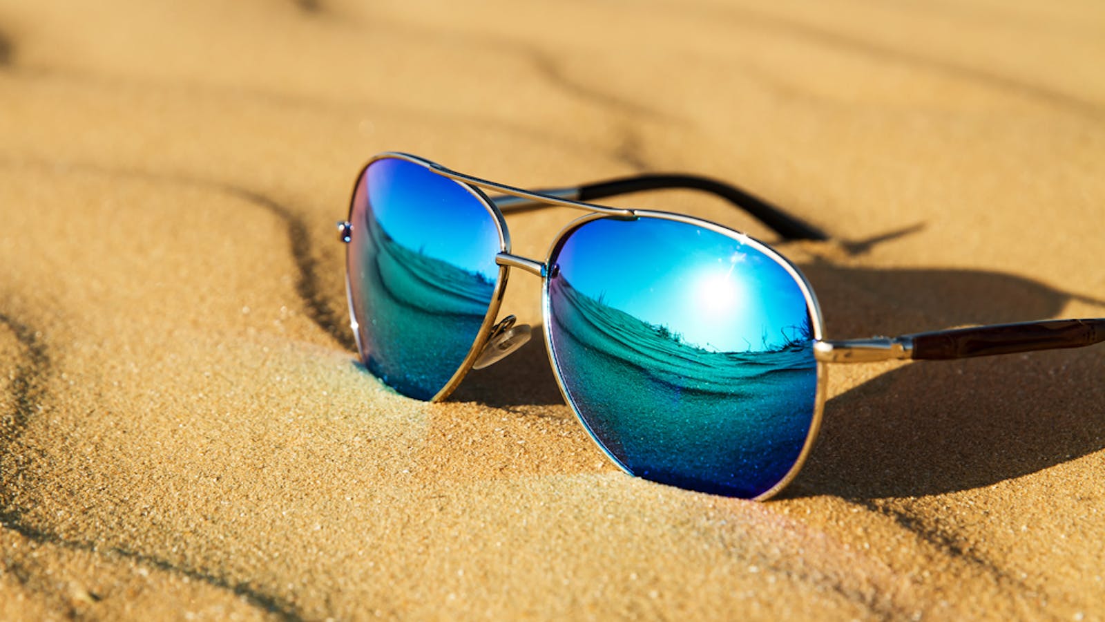 サングラスの形 6種類 自分の顔に合うメガネとは Smartlog サングラスの形 6種類 自分の顔に合うメガネとは Smartlog