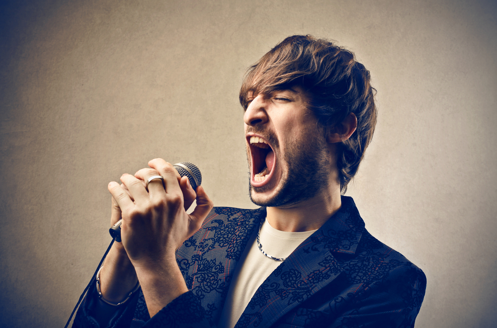 カラオケで嫌われる男の特徴とは？モテない男のNG行動ランキングTOP10