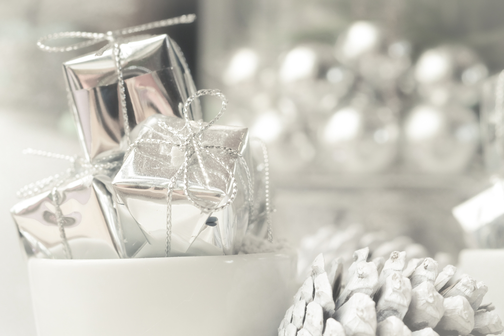 ホワイトデーに贈るハンカチのお返し10選。プレゼントの意味や人気ブランドを紹介