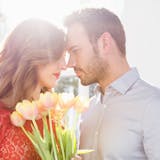 方ぃとデーに花を送って彼女を喜ばせる