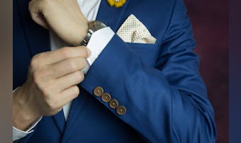 デキる男はネイビースーツ?着こなし...