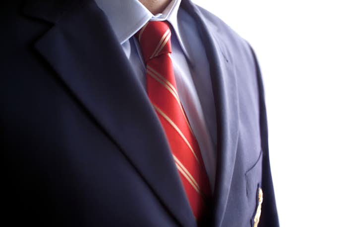 ネイビースーツに赤ネクタイをプラス