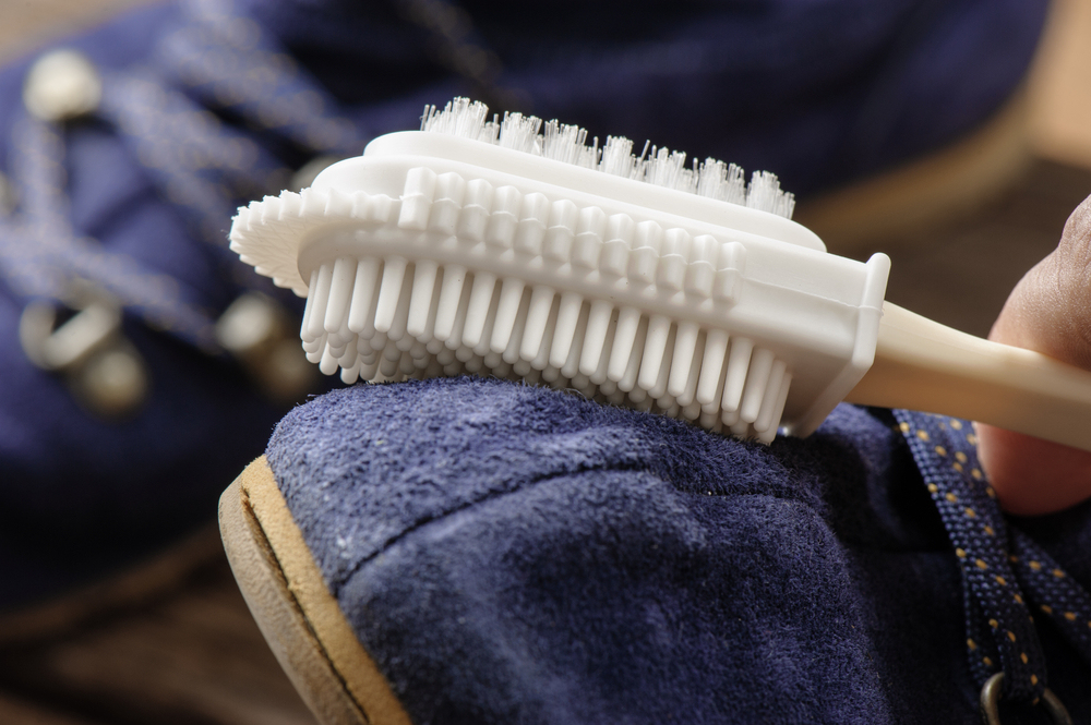 ホコリなどをブラシで取り除く