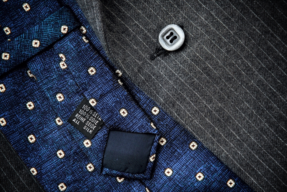 スーツの素材にもこだわる