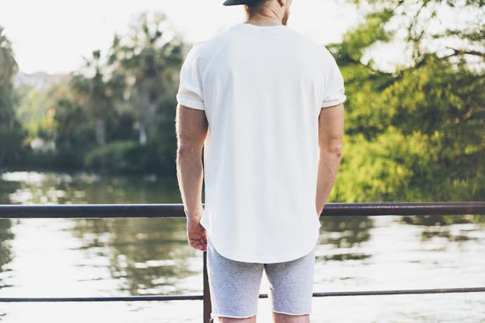 白tシャツで おしゃれ に仕上げる 12パターンの着こなし術を大公開 Smartlog