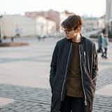 白タートルネックのメンズ着こなし術 秋冬におすすめの重ね着コーデとは Smartlog 白タートルネックのメンズ着こなし術 秋冬におすすめの重ね着コーデとは Smartlog