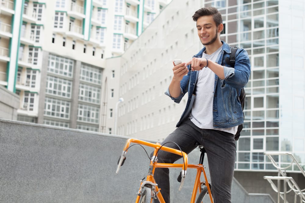デニムジャケットで都会的なコーデに。男を引き立たせる人気ブランドとは